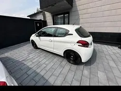 Weiß Gebraucht 2017 Peugeot 208 Kleinwagen | 7.200 € (Fairer Preis)