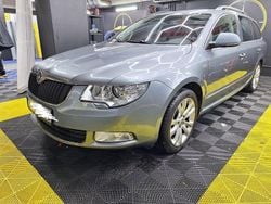 Grau Gebraucht 2012 Skoda Superb Family Kombi | 5.550 € (Fairer Preis)