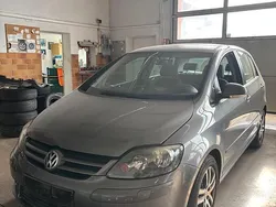 Grau Gebraucht 2006 VW Golf Plus Cross Van / Kleinbus | 2.780 € (Teuer)