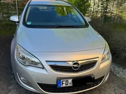 Silber Gebraucht 2011 Opel Astra Edition Kombi | 2.600 € (Teuer)