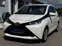 Weiß Gebraucht 2016 Toyota Aygo X-play Kleinwagen | 7.900 € (Fairer Preis)