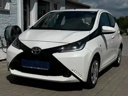 Weiß Gebraucht 2016 Toyota Aygo X-play Kleinwagen | 8.900 € (Etwas zu teuer)
