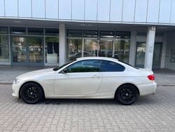 Weiß Gebraucht 2010 BMW 330 Coupé | 9.999 € (Guter Preis)