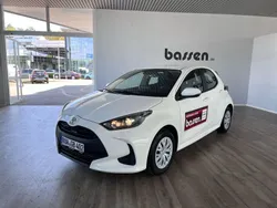 Schneeweiß Gebraucht 2024 Toyota Yaris Hybrid Comfort Limousine | 21.500 € (Fairer Preis)