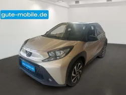 Ginger beige / night sky black Gebraucht 2023 Toyota Aygo Pulse Kleinwagen | 15.990 € (Fairer Preis)