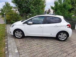 Weiß Gebraucht 2016 Peugeot 208 Style Kleinwagen | 7.500 € (Fairer Preis)