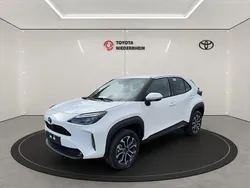 Platinumweiß perleffekt Gebraucht 2024 Toyota Yaris Hybrid | 28.888 € (Fairer Preis)