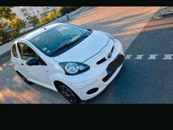 Weiß Gebraucht 2009 Toyota Aygo Kleinwagen | 1.000 €