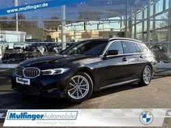 Black sapphire (metallic) Gebraucht 2024 BMW 330 Sport Line Kombi | 38.900 € (Guter Preis)