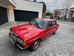 Rot Gebraucht 1984 Mercedes E300 Limousine | 12.984 €