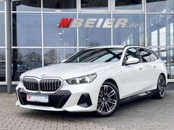 Mineralweiss metallic Gebraucht 2025 BMW 520 M Sport Kombi | 47.590 € (Guter Preis)