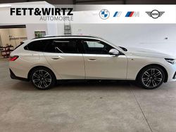 Mineralweiss metallic Gebraucht 2025 BMW 520 M Sport Kombi | 51.900 € (Fairer Preis)