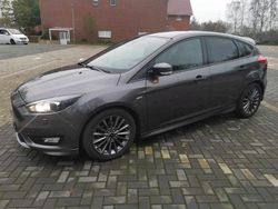 Grau Gebraucht 2017 Ford Focus ST-Line Kleinwagen | 6.999 € (Teuer)