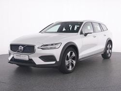 Weiß crystal white pearl / met Gebraucht 2023 Volvo V60 CC Plus Kombi | 34.650 € (Guter Preis)