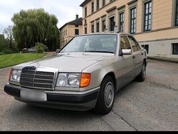 Silber Gebraucht 1990 Mercedes E230 Limousine | 7.990 €