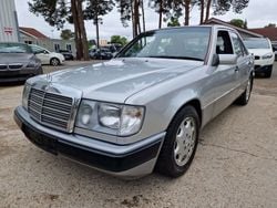 Silber Gebraucht 1993 Mercedes E220 Limousine | 9.999 €