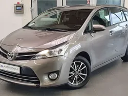 Grau Gebraucht 2014 Toyota Verso Comfort Van / Kleinbus | 10.990 € (Teuer)
