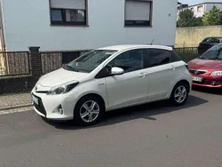 Weiß Gebraucht 2014 Toyota Yaris Hybrid Limousine | 11.200 € (Fairer Preis)