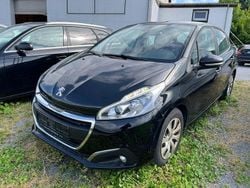 Schwarz Gebraucht 2017 Peugeot 208 Active Kleinwagen | 6.900 € (Fairer Preis)