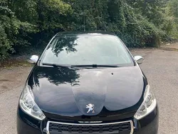 Schwarz Gebraucht 2014 Peugeot 208 Kleinwagen | 5.250 € (Fairer Preis)