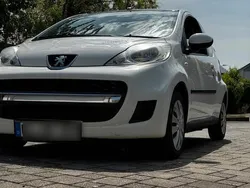 Weiß Gebraucht 2009 Peugeot 107 Kleinwagen | 1.700 € (Etwas zu teuer)