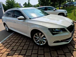 Weiß Gebraucht 2019 Skoda Superb Ambition Kombi | 14.885 €