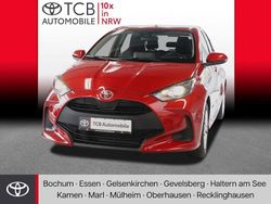 Karminarot metallic Gebraucht 2023 Toyota Yaris Basis Limousine | 16.849 € (Fairer Preis)