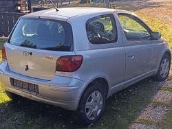 Silber Gebraucht 2003 Toyota Yaris Limousine | 1.100 € (Fairer Preis)