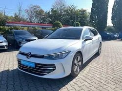 Oryxweiß perlmutteffekt Gebraucht 2025 VW Passat Elegance Kombi | 36.990 € (Superpreis)