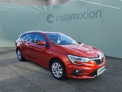 Rot Gebraucht 2022 Renault Mégane IV Intens Van / Kleinbus | 22.780 € (Fairer Preis)
