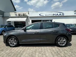Grau Gebraucht 2023 Ford Focus Titanium Limousine | 20.790 € (Superpreis)