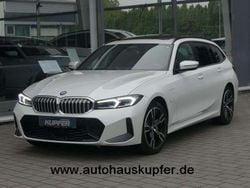 Mineralweiss Gebraucht 2024 BMW 330e Performance Kombi | 41.400 € (Superpreis)