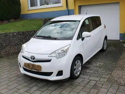 Weiß Gebraucht 2011 Toyota Verso-S Cool Van / Kleinbus | 7.400 € (Etwas zu teuer)