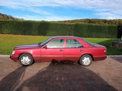 Rot Gebraucht 1993 Mercedes E200 Limousine | 7.000 €