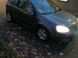 Grau Gebraucht 2005 VW Golf V Kleinwagen | 2.199 € (Fairer Preis)