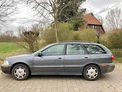 Grau Gebraucht 2004 Volvo V40 Standard Kombi | 2.000 €