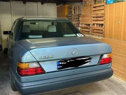 Blau Gebraucht 1985 Mercedes E230 Classic Limousine | 12.100 €