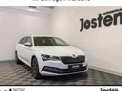 Weiß (moonweiss metallic) Gebraucht 2023 Skoda Superb Style Kombi | 35.490 € (Fairer Preis)
