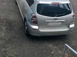 Beige Gebraucht 2009 Toyota Verso Van / Kleinbus | 2.000 €