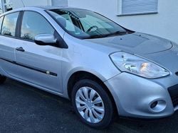 Silber Gebraucht 2009 Renault Clio III Expression Limousine | 3.990 € (Teuer)