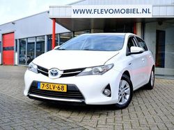 Weiß Gebraucht 2013 Toyota Auris Hybrid Limousine | 7.950 € (Fairer Preis)