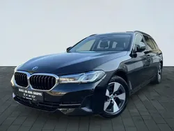 Black sapphire (schwarz) Gebraucht 2023 BMW 520 Performance Kombi | 32.850 € (Superpreis)