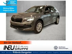 Graphitegrau metallic Gebraucht 2024 Skoda Kamiq Selection SUV | 23.279 € (Guter Preis)