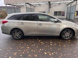 Grau Gebraucht 2015 Toyota Auris Hybrid Sport Kombi | 5.900 € (Etwas zu teuer)