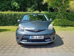 Grau Gebraucht 2013 Toyota Aygo Connect Style Kleinwagen | 3.888 € (Fairer Preis)