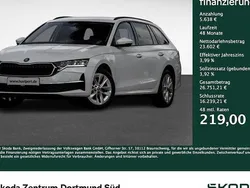 Weiß Gebraucht 2024 Skoda Octavia Selection Kombi | 29.240 € (Fairer Preis)