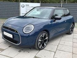 Blau Gebraucht 2024 Mini Cooper SE Kleinwagen | 34.590 € (Etwas zu teuer)