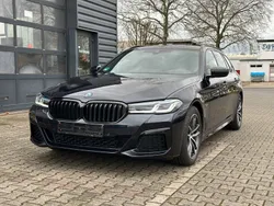Carbonschwarz metallic Gebraucht 2022 BMW 530e M Sport Kombi | 44.950 € (Fairer Preis)