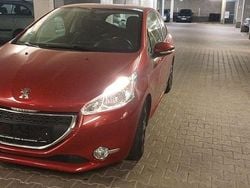 Rot Gebraucht 2012 Peugeot 208 Active Kleinwagen | 6.200 € (Fairer Preis)