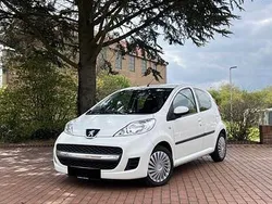 Weiß Gebraucht 2010 Peugeot 107 Kleinwagen | 3.599 € (Etwas zu teuer)